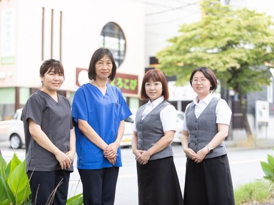 スタッフ4人の集合外観  