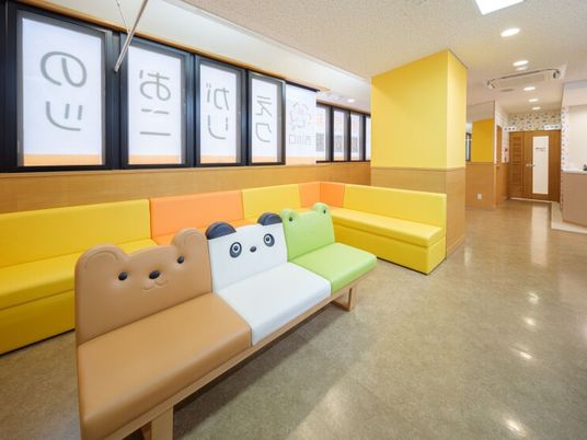 明るい廊下の休憩室  