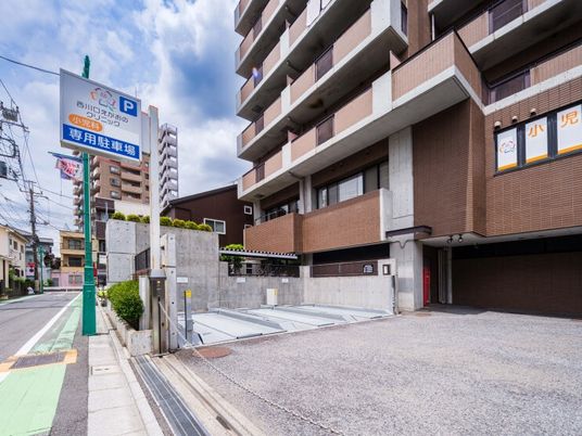建物外観と駐車場  