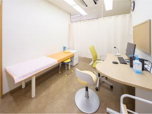 機能訓練室の机とベッド  