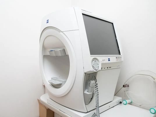 視力検査機器のある室内