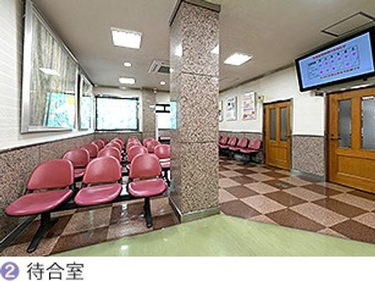 椅子が並ぶ待合室  