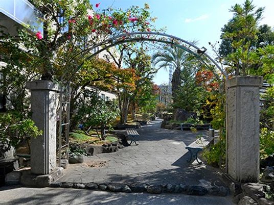 花咲く庭園の入口  