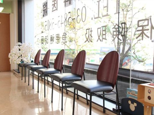 待合椅子の並ぶ廊下  