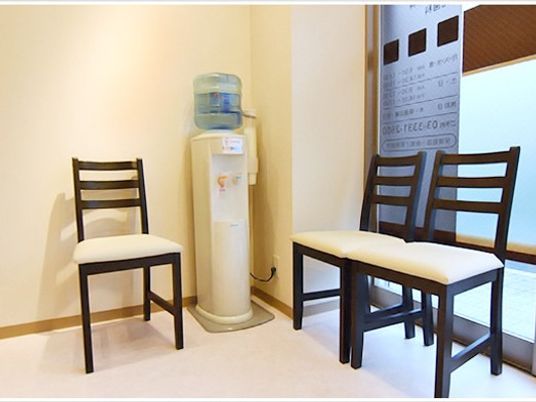 椅子と給水機の休憩室  