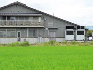 田んぼのそばの建物外観  