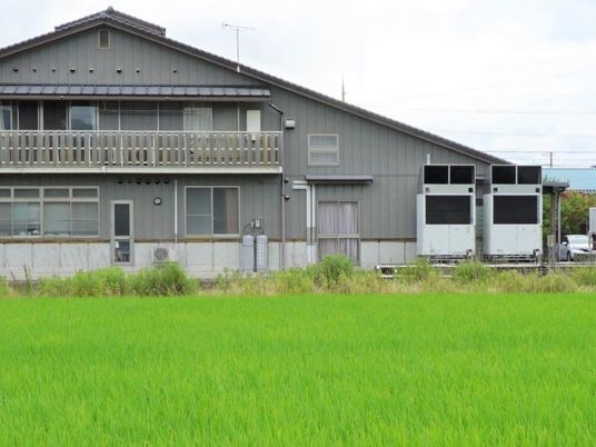田んぼのそばの建物外観  