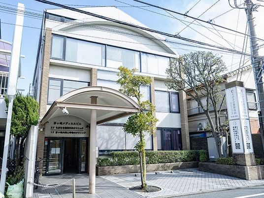 明るい建物の外観  