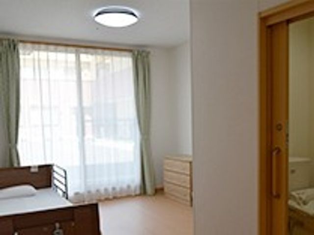 広々とした居室 居室 自然光がたっぷり入る居室です。快適な空間で、リラックスしながら働けます。