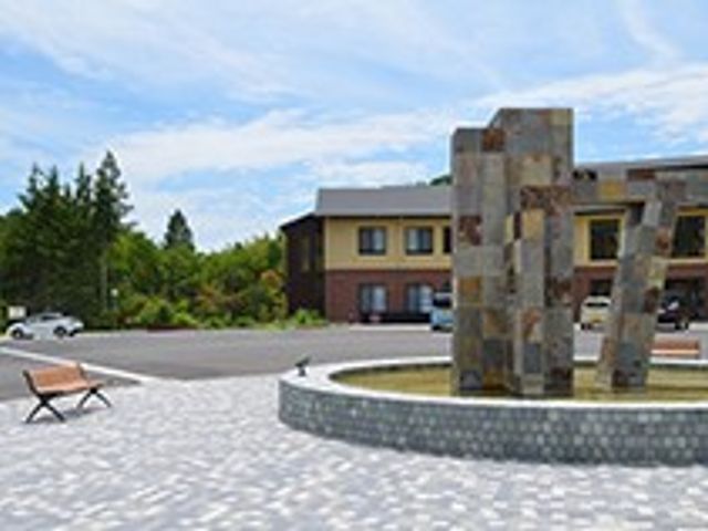 広場の風景 外観 緑豊かな環境に囲まれた広場です。ゆったりとした時間を過ごすのに適した場所となっています。