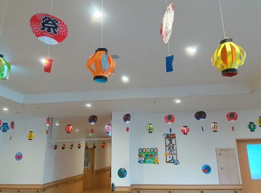 夏祭り装飾の廊下  