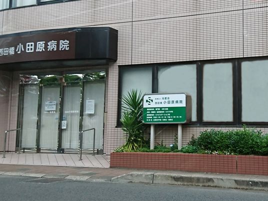 病院の正面玄関  