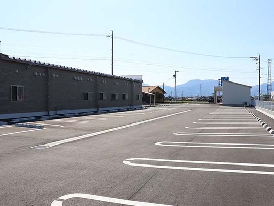 広い駐車場の外観  