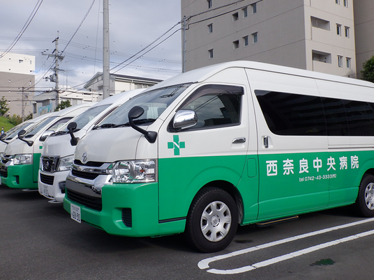 送迎車が並ぶ駐車場  