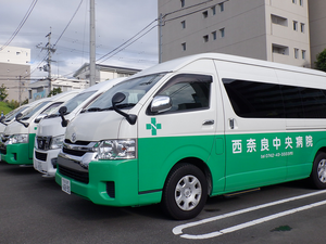 送迎車が並ぶ駐車場  