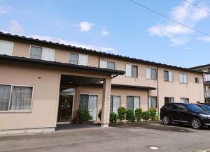 駐車場のある建物外観
