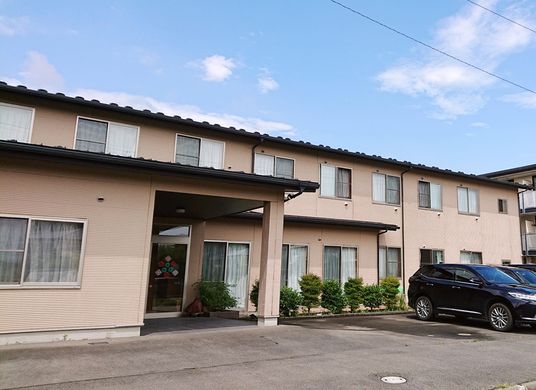 駐車場のある建物外観