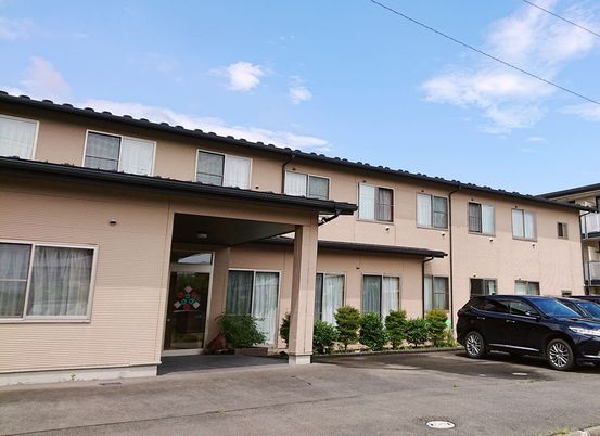 駐車場のある建物外観