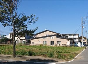 緑に囲まれた建物の外観