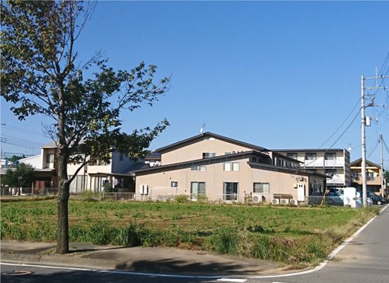 緑に囲まれた建物の外観