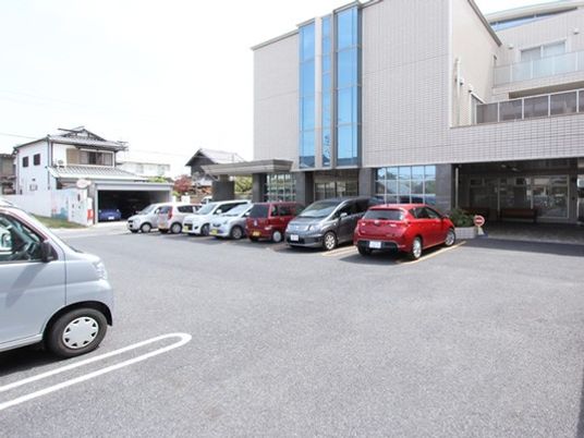建物前の駐車場  