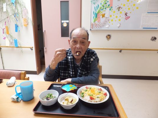 食事を楽しむ高齢男性