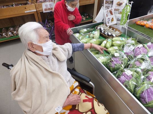 利用者と一緒に買い物を支援