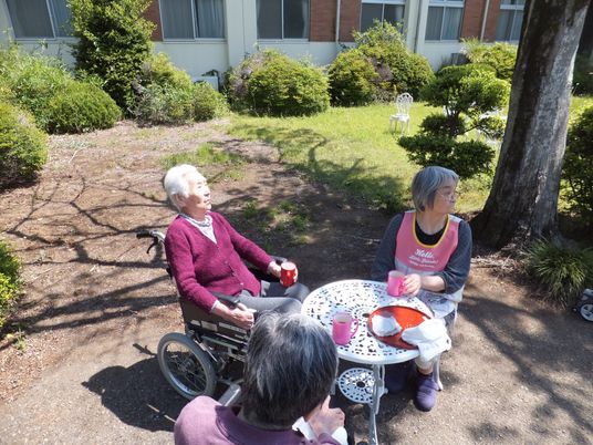 屋外でくつろぐ利用者様
