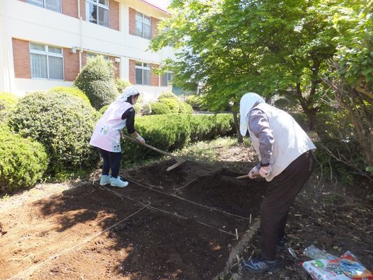 スタッフが園芸作業をしている