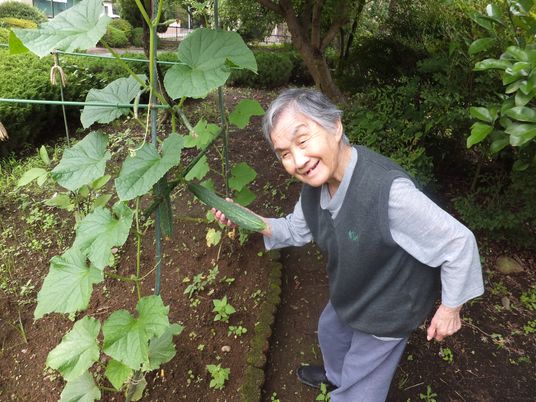 笑顔のご高齢者と植物