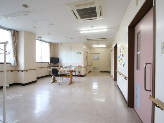 広々とした明るい廊下