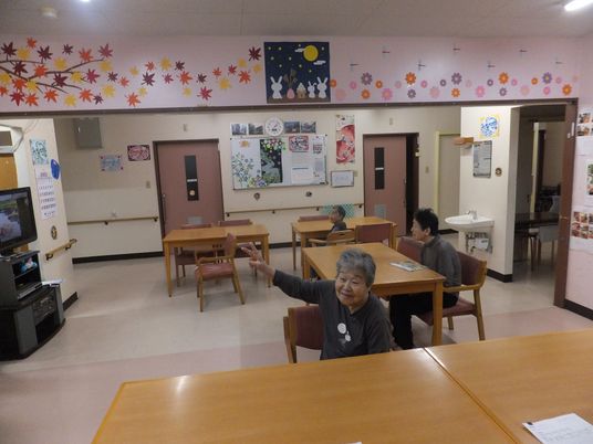 笑顔の利用者とダイニング