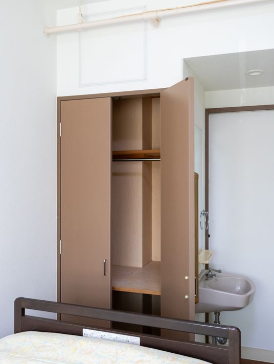 収納と洗面台のある部屋