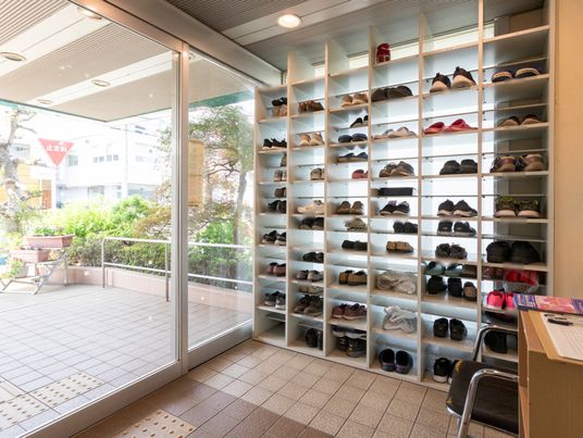 靴棚が整然と並ぶ出入口