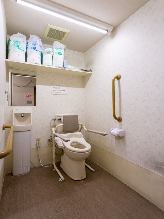 手すり付きのトイレ