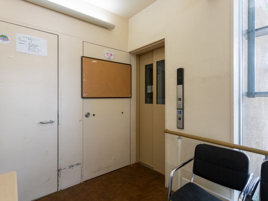 手すり付きのエレベーター