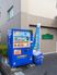 青い自販機と建物の外観