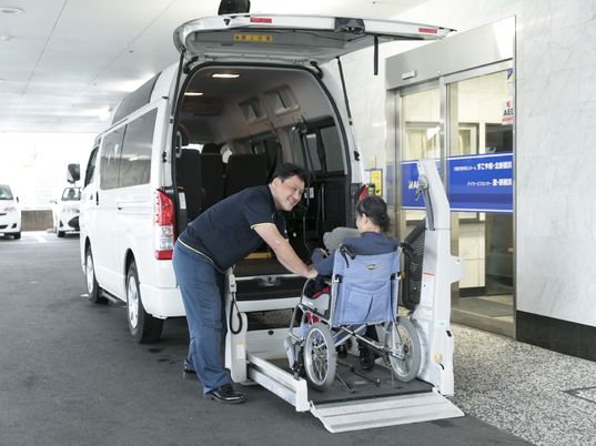 車椅子への介助シーン