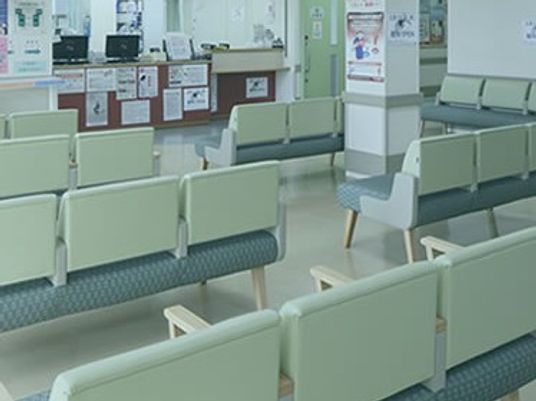 待合のベンチが並ぶ空間  