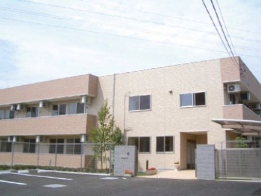 明るい建物の外観