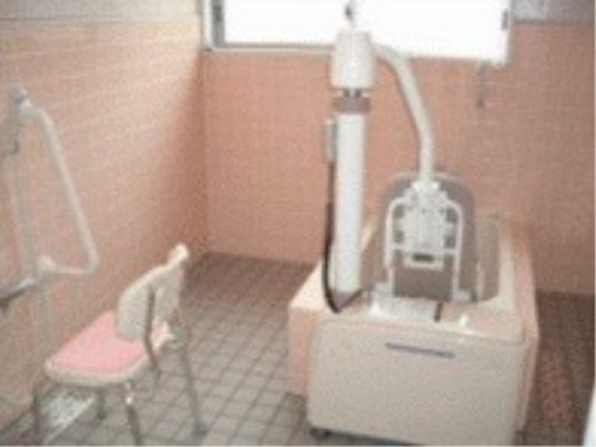浴室の設備と椅子