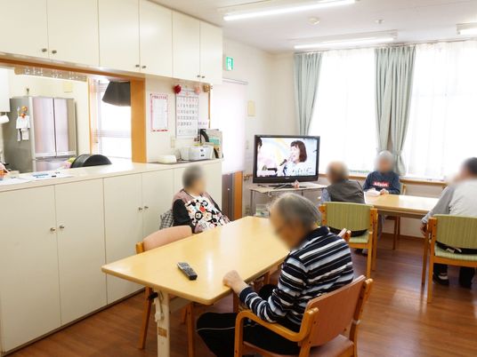 共用の明るい居室
