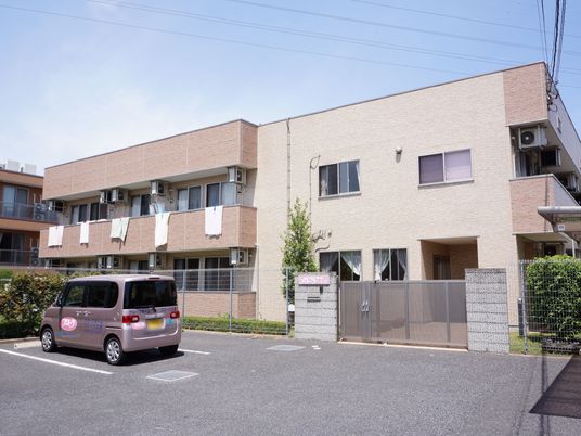明るい建物外観