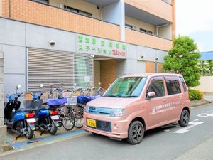 施設の外観と車両