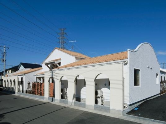 白壁の建物の外観