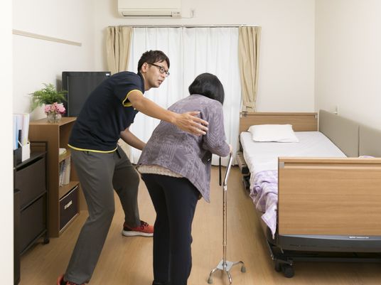 介助と共に歩く高齢者居室