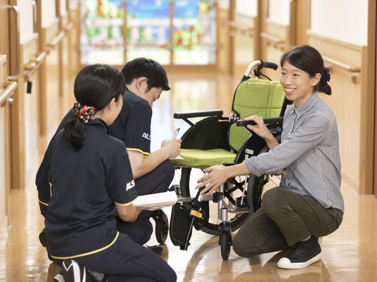 スタッフが笑顔で対応