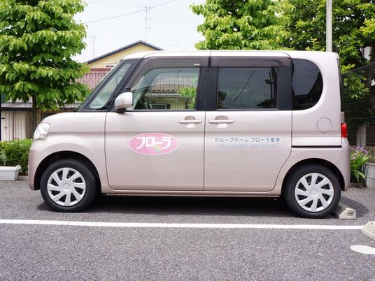 ピンクのロゴ付き車両