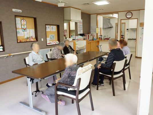 居室でくつろぐ人々