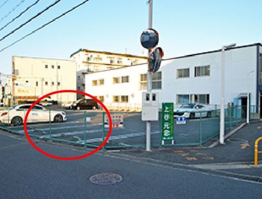 建物の外観と駐車場  
